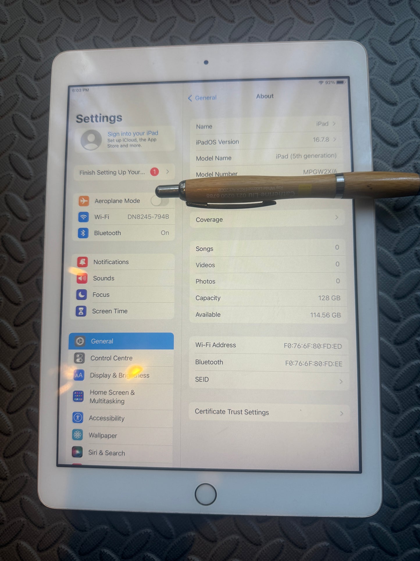 Very tidy Apple iPad 9.7" 5th Gen 2017 128GB Battery Health 82%