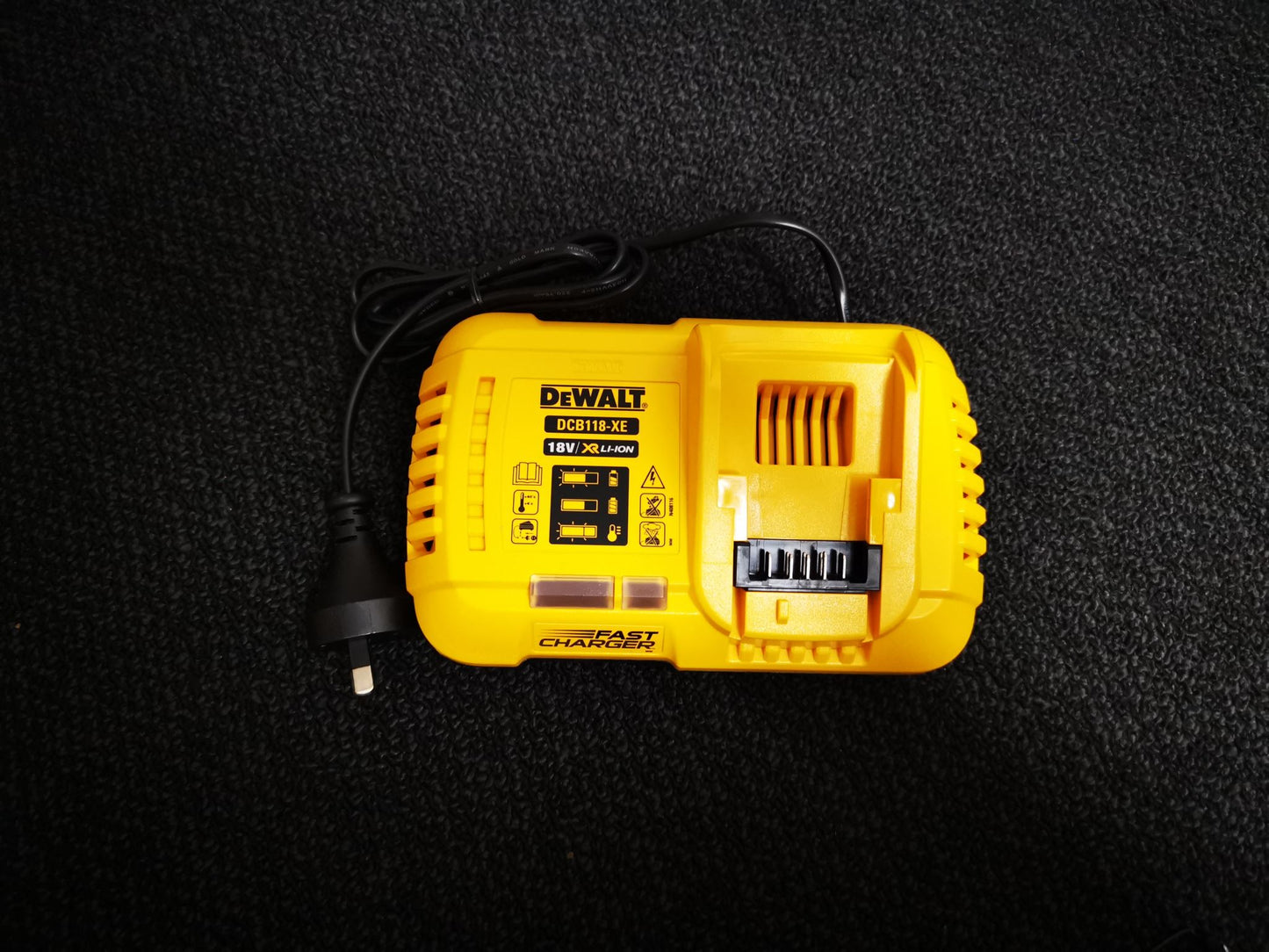 DeWALT 18V-54V Fast Charger